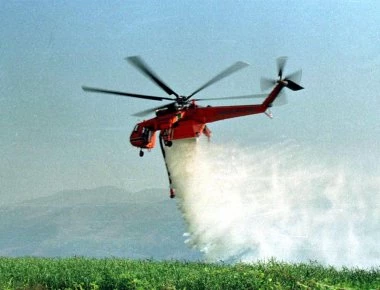 Κρήτη: Εντυπωσιακά πλάνα μέσα από πυροσβεστικό ελικόπτερο τη στιγμή της μάχης με τις φλόγες (βίντεο)
